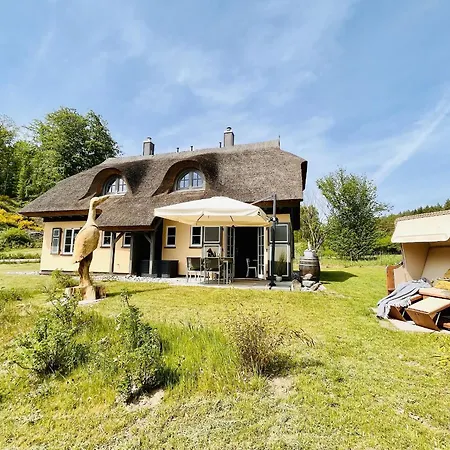 度假居 Herrlich 01 Klein Stresow Ruegen By Ruyastay *