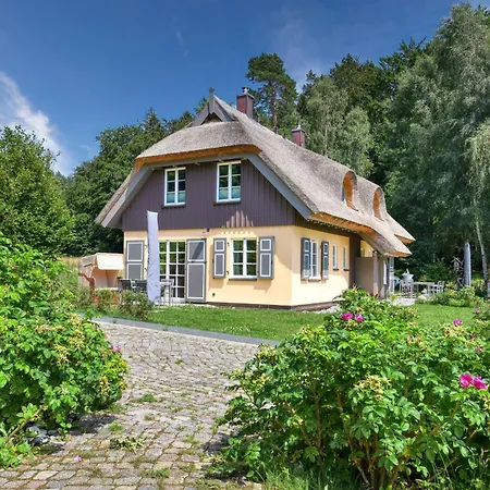 度假居 Herrlich 01 Klein Stresow Ruegen By Ruyastay *